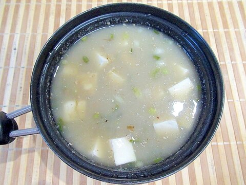 冷めてもおいしい、納豆豆腐オクラの味噌汁